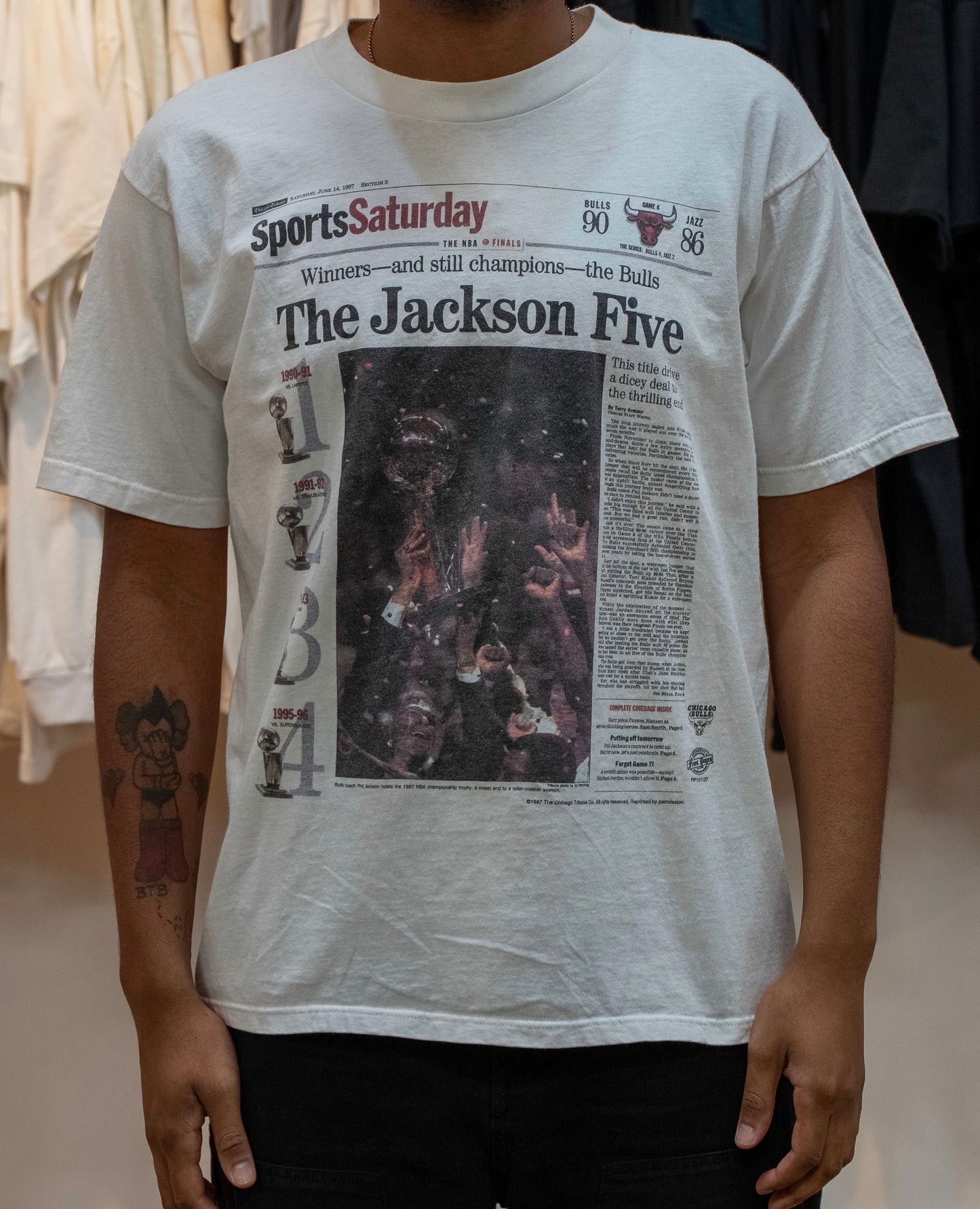 Vintage 1997 Chicago Bulls The Jackson Five NBA Champions News Paper T Shirt Sz L